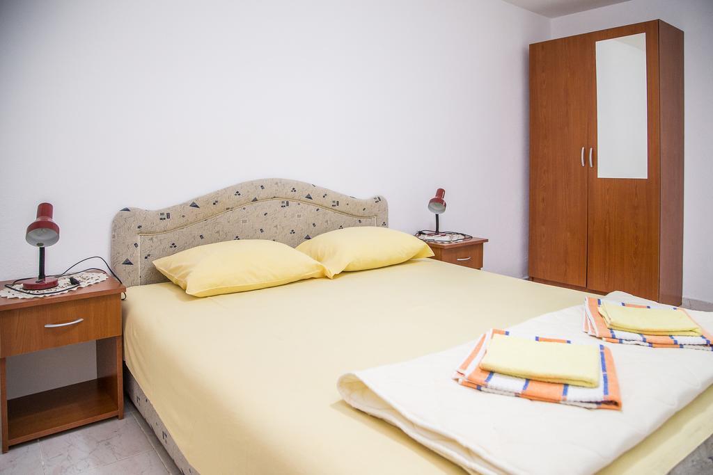 Apartmani Ksenija Petrovac ภายนอก รูปภาพ