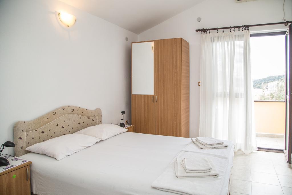 Apartmani Ksenija Petrovac ภายนอก รูปภาพ